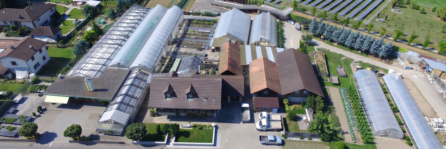 Blumen + Gartenbau Bütikofer AG, Spezialist für Gartenbau - Gärtnerei - Floristik - Friedhof, Aussenansicht in Rüdtligen-Alchenflüh - Kanton Bern (BE)